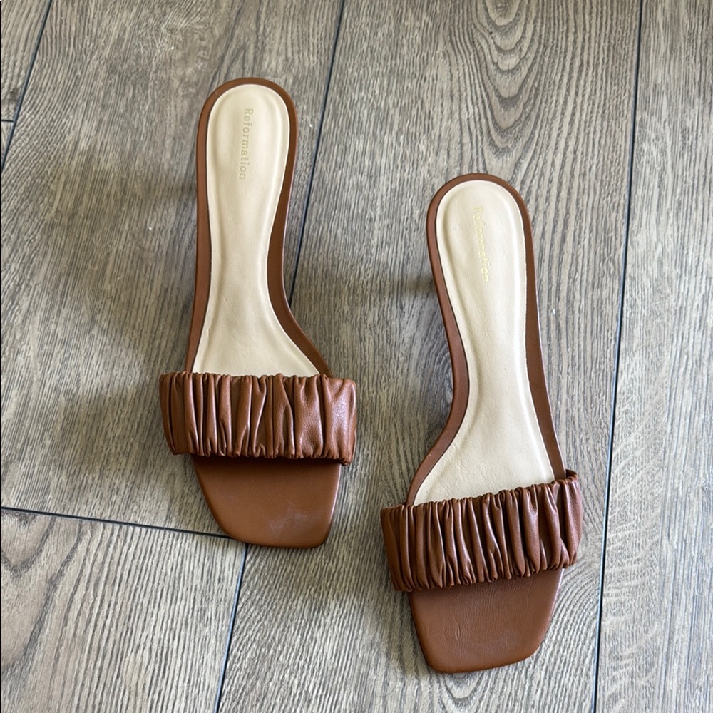 Reformation Marcella Ruched Kitten Heel Sandal Heels in Pecan Tan 9 NEW